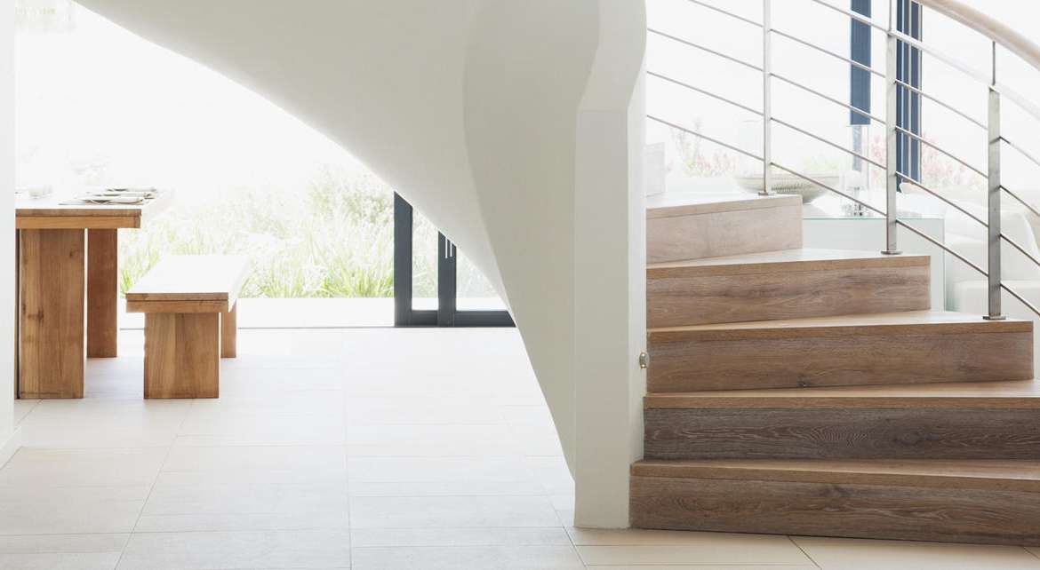 7 benefícios em usar piso vinílico para revestir escadas