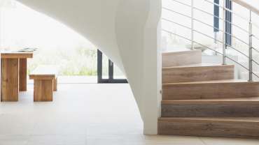 7 benefícios em usar piso vinílico para revestir escadas
