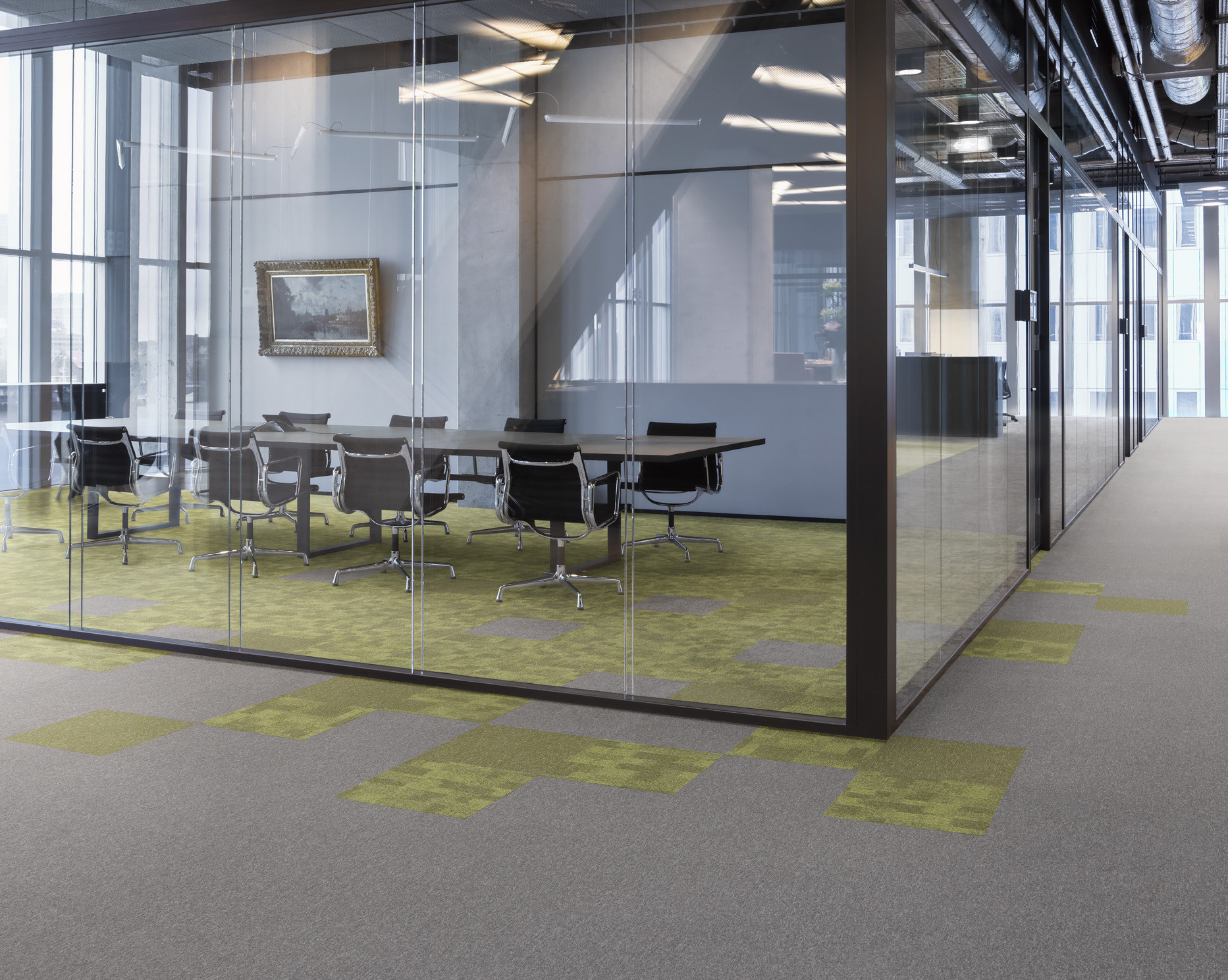 Sala de reunião com piso em carpetes Tarkett.
