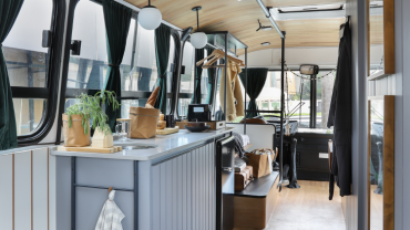 Piso vinílico da Tarkett é destaque em projeto que transforma ônibus antigo em chalé