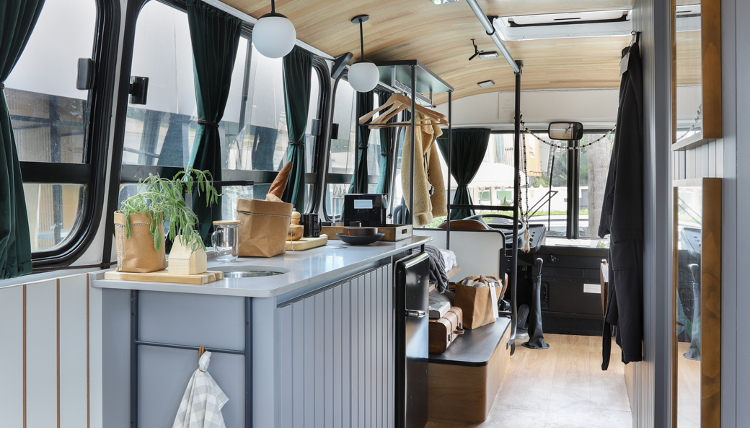 Piso vinílico da Tarkett é destaque em projeto que transforma ônibus antigo em chalé