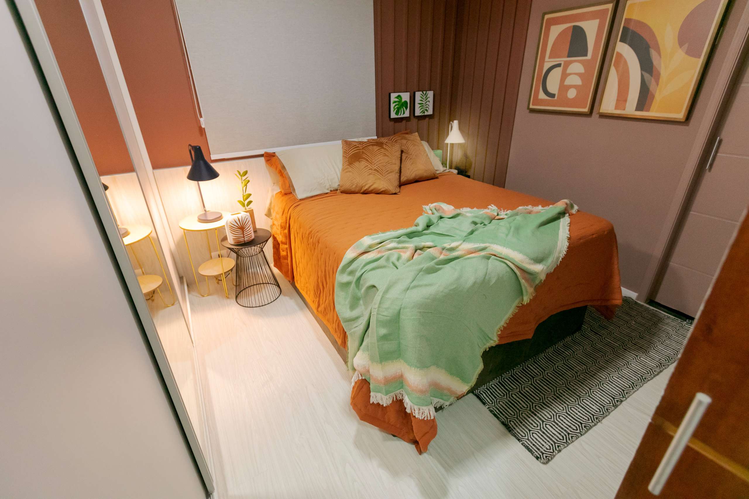 quarto de casal com piso vinilico e tapete