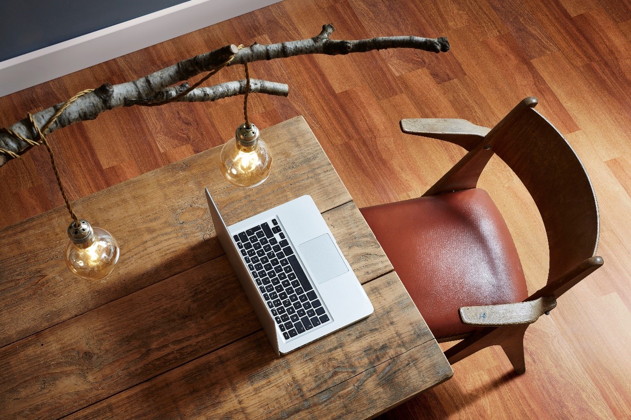 linha tech piso com mesa e cadeira marrons com laptop sobre a mesa