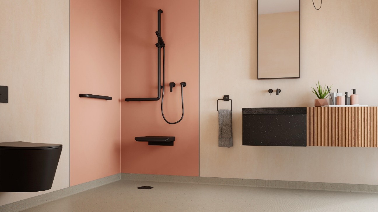 Banheiro demonstra a aplicação do sistema Aquasens da Tarkett, com os revestimentos vinílicos de parede Aquarelle Wall HFS UNI Terracota e Aquarelle Wall HFS Rustic Velvet Nude, além do piso vinílico Terrazzo Safe Terracota
