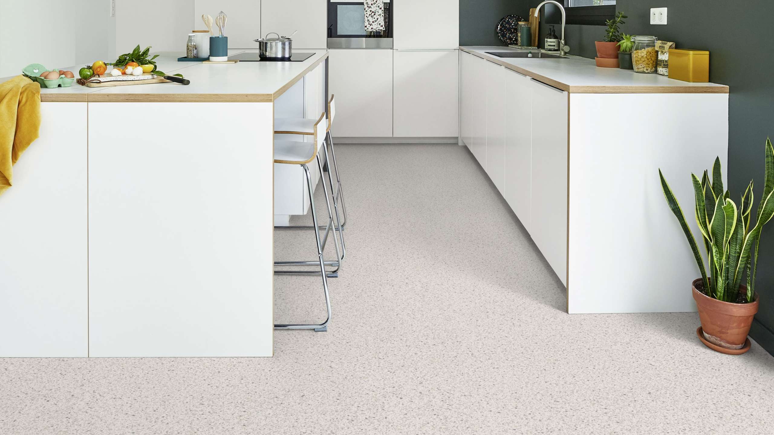 Cozinha com piso vinílico Tarkett Linha Decorflex na cor Light Grey