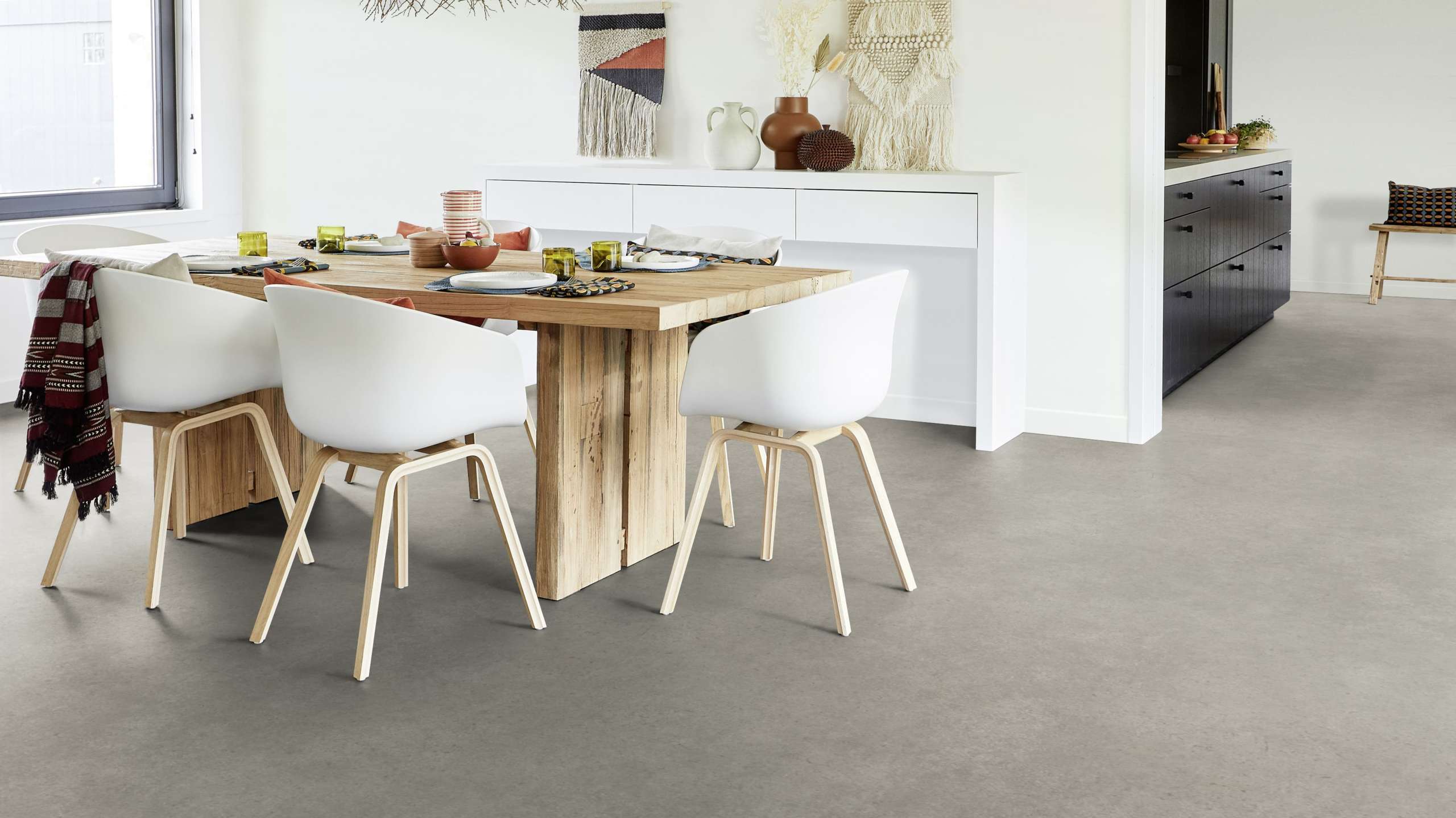 Cozinha com piso vinílico Tarkett Linha Imagine na cor Shellstone Medium Grey